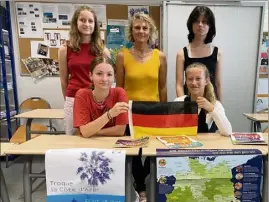  ?? (Photo P. O.) ?? Professeur d’allemand, Birgit Fedit (debout au centre) est en charge des échanges franco-allemands et autrichien­s. Le collège a accueilli pendant trois mois Émilia (assise à gauche), une jeune Allemande.