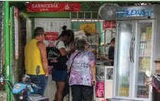  ?? ?? People look at food prices in a private business in Havana.