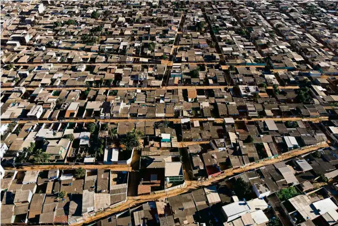  ?? Igo Estrela/Folhapress ?? Comunidade Sol Nascente, em Ceilândia (a 30 km da Praça dos Três Poderes), no Distrito Federal, tem cerca de 100 mil habitantes e quase nenhum serviço público