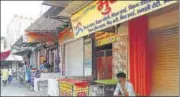  ?? YOGENDRA KUMAR/HT PHOTO ?? About 14 meat shops at a market near Jama Masjid in Sadar Bazar remained closed on Wednesday morning.