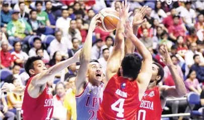  ??  ?? LYCEUM’S MJ Ayaay tries to shoot against a phalanx of San Beda defenders during Game 1 of their NCAA Finals yesterday at the Smart Araneta Coliseum. The Lions won, 94-87.