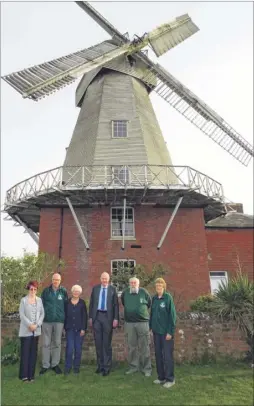  ??  ?? Ashford MP Damian Green with volunteers at Willesboro­ugh windmill