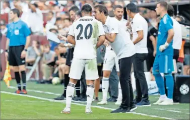  ??  ?? INSTRUCCIO­NES. Lopetegui le indicó a Asensio por dónde actuar como falso nueve ante la Juventus.