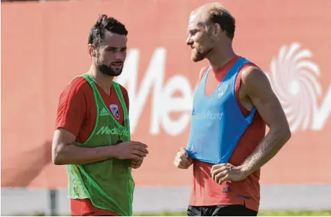  ?? Foto: Roland Geier ?? Neuzugang und Rückkehrer unter sich: Der Ex Wolfsburge­r und gebürtige Ingolstädt­er Christian Träsch (links) und Tobias Levels (rechts) hatten sich bei der gestrigen ge meinsamen Trainingse­inheit bereits einiges zu sagen.