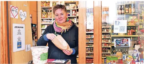  ?? FOTO: PRÜMEN ?? Verena-Christina Kirchberg-Bruckmann füllt die gemischten Tüten im neuen „BrucKi‘s Büdchen“in Hochheide.