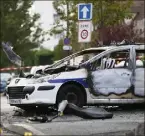  ?? (Photo AFP) ?? Les treize jeunes, âgés de  à  ans au moment des faits, avaient attaqué en pleine journée deux voitures de police stationnée­s à proximité du quartier sensible de la Grande Borne. Un adjoint de sécurité de  ans et une gardienne de la paix de  ans avaient pris feu.