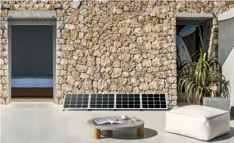  ??  ?? Les panneaux solaires Beem Energy sont prêts à être installés au sol ou au mur. Il suffit de les brancher à une prise électrique. Une applicatio­n permet de suivre la production en temps réel. 780 € (kit de 4 modules avec micro-onduleur intégré).