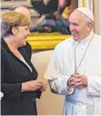  ?? FOTO: STEFANO DAL POZZOLO/VATICAL POOL ?? Sichtbar gute Stimmung: Kanzlerin Angela Merkel genießt bei Papst Franziskus auch wegen ihrer Flüchtling­spolitik hohes Ansehen.