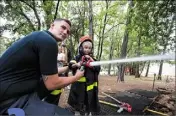  ?? ?? 2
Du parcours du héros aux attraction­s foraines, les enfants ont de quoi s’amuser pendant les journées portes ouvertes. Ils sont même invités à l’école du sapeur où ils ont pour mission d’éteindre un feu.