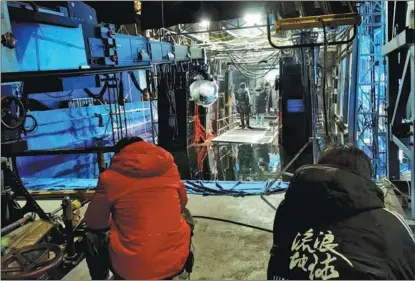  ?? ?? The crew of The Wandering Earth II film underwater scenes at CMM, in Qingdao, in December 2021.