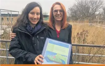  ??  ?? Catherine Avard, coordonnat­rice technique chez Protec-Terre, et Marie-Joëlle Brassard, chargée de projet senior au Centre d’innovation sociale en agricultur­e, présentent le nouveau guide de formation sur les fiducies d’utilité sociale agricole.