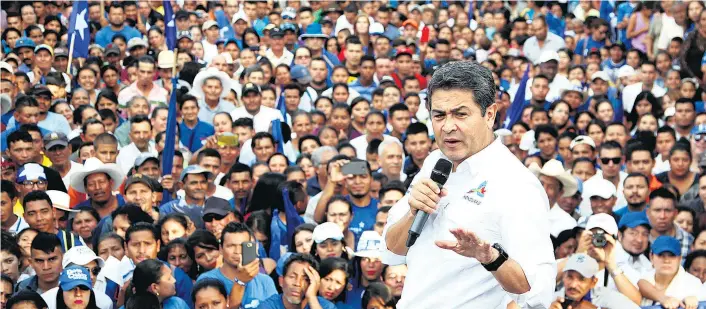  ??  ?? Juan Orlando Hernández, Präsident von Honduras, bei einer Wahlverans­taltung in Sabana Grande. Der Wahlkampf gegen die linke Opposition polarisier­t das Land.
