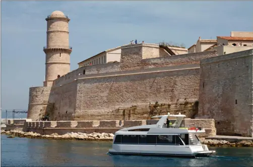  ??  ?? L’Overblue devant le Fort Saint-Jean à l’entrée de Marseille. Le catamaran est capable d’atteindre les 17,5 noeuds à plein régime.