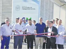  ?? ?? Mario Abdo Benítez, presidente de la República, junto con el doctor Julio Borba y otras autoridade­s del Ministerio de Salud.