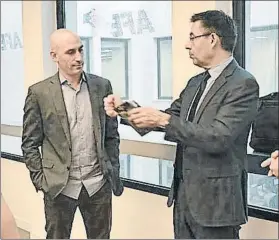  ??  ?? Luis Rubiales llamó al Barça para conocer su opinión antes de despedir a Lopetegui