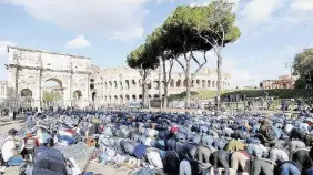  ?? LaPresse ?? Mancano moschee Musulmani in preghiera al Colosseo a Roma