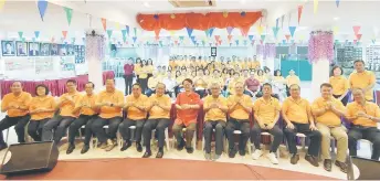  ?? ?? (Seated from eighth left) Pek Kii, Kiu Seng and others in a group photo after the opening ceremony.