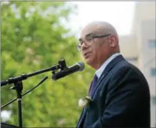  ??  ?? New Trenton Mayor Reed Gusciora talks to the crowd at Sunday’s inaugurati­on ceremony at City Hall.