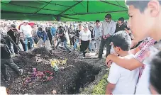  ??  ?? Entonando el “Wayo, Wayo” se le dio un último adiós a Gustavo Moreno, haciendo el momento muy emotivo.