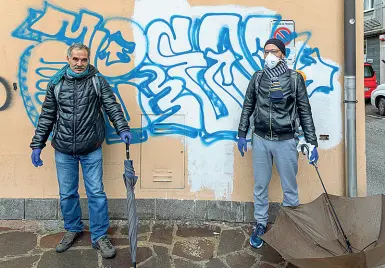  ?? (Foto Pretto) ?? Dignità Da sinistra Said e Adil, due utenti ieri al Punto d’incontro di via Travai a Trento