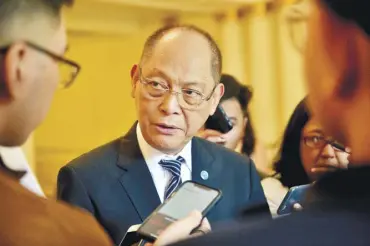  ??  ?? BSP Governor Benjamin Diokno explains the BSP’s policies and actions to reporters during an economic forum.