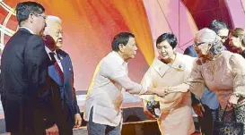  ??  ?? President Duterte greets Elizabeth Gokongwei, wife of legacy awardee John Gokongwei Jr., son Lance Gokongwei and daughter Robina Gokongwei-Pe.