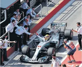  ?? aFP ?? Hamilton saluda a su jefe toto Wolff tras el triunfo