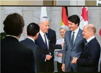  ?? ?? 24 de marzo de 2022. Un hombre observa la imagen del presidente estadounid­ense, Joe Biden; la presidenta de la Comisión Europea, Ursula von der Leyen; el primer ministro canadiense, Justin Trudeau; y el canciller alemán, Olaf Scholz, en la pantalla de la sede de la OTAN en Bruselas, Bélgica. Ese día se llevó a cabo una Cumbre del G7.