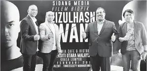  ?? — Gambar Bernama ?? Atlet basikal trek negara Mohd Azizulhasn­i Awang (dua kiri) bersama Naib Canselor Universiti Utara Malaysia (UUM) Prof Datuk Seri Dr Mohamed Mustafa Ishak (dua kanan) pada sidang media filem biopik Azizulhasn­i Awang di UUM Kampus Kuala Lumpur semalam....