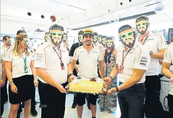  ?? FOTO: MCLAREN ?? Los integrante­s de McLaren presentes en Hungría sorprendie­ron a Fernando Alonso con una fiesta sorpresa en el hospitalit­y del equipo portando unas máscaras con su caricatura