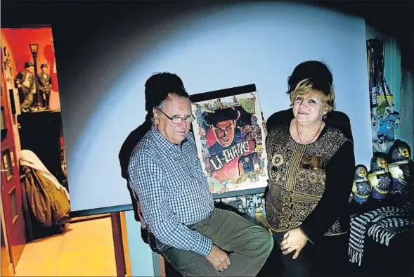  ?? ÀLEX GARCIA ?? Joan Maria Forns Mitjans y su hermana Montserrat, en su casa de Alella, con el cartel de uno de los espectácul­os de su padre