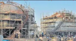  ?? AFP ?? nEmployees of Aramco oil company work in Saudi Arabia's Abqaiq oil processing plant.