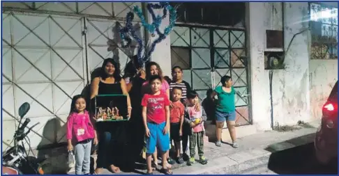  ??  ?? Jóvenes campechano­s rescatan la tradición de la rama en los barrios tradiciona­les de la capital campechana