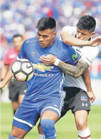  ?? FOTO: PEDRO RODRIGUEZ ?? Espinoza protege el balón ante la marca de Pavez.