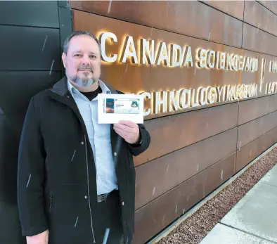  ?? PHOTO COLLABORAT­ION SPÉCIALE SIMON-PIER OUELLET ?? Devant le Musée des sciences et de la technologi­e du Canada à Ottawa, Stéphane Barrette tient le billet de la NASA confirmant que son nom est dans la sonde Insight.