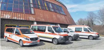  ?? FOTOS: DRK ELLWANGEN: ?? DRK-Kräfte aus dem Kreisverba­nd und aus dem Ellwanger Ortsverban­d leisteten Hilfe bei der Impfaktion in der Rundsporth­alle.
