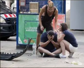  ?? FOTO EPA ?? Ongeloof en verdriet in de drukste straat van Barcelona. Mensen treuren vlak bij de losgekomen bumper van het witte busje.