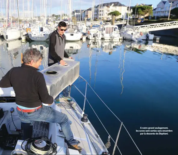  ??  ?? A notre grand soulagemen­t, les cuves sont sorties sans encombre par la descente de Diaphani.