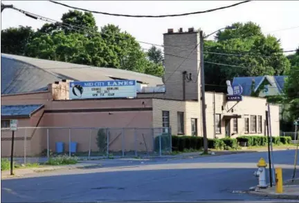  ?? FILE PHOTO BY TONY ADAMIS ?? A zoning petition submitted to the city indicates that Kingston-based RUPCO, formerly known as Rural Ulster Preservati­on Company, is eying purchase of the former Mid-City Lanes, 20 Cedar St., to raze the building for new constructi­on. The alley closed...