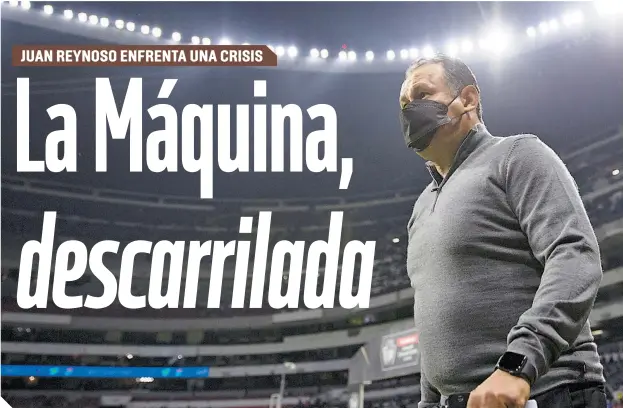  ??  ?? El técnico de los cementeros se dirige a los vestidores, después de perder en las semifinale­s de la Concachamp­ions, contra Rayados.