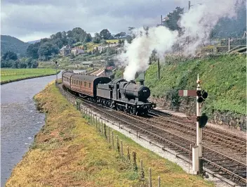  ?? COLOUR RAIL/PETER GRAY/GREAT WESTERN TRUST COLL’N ?? Collett 2251 class 0-6-0 No. 2276 gets a four-coach eastbound working away from Dolgelley towards Bala Junction in August 1962.