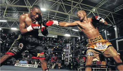  ?? / MICHAEL PINYANA ?? Rofhiwa Morewu tries to avoid a straight right from Azinga Fuzile during their SA featherwei­ght bout.