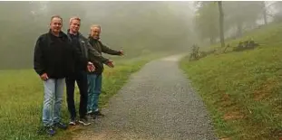  ??  ?? Viele solcher Flicken bekam der schadhafte Radweg. Das zeigen Ortsbürger­meister Torsten Wronowski (von links) mit Thomas Rether und Georg Widder von der Firma Boreas, die das Material bezahlte.Foto: Klaus Wuggazer