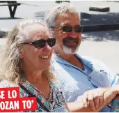  ??  ?? SE LO
GOZAN TO’
El turista Chris Smith y su esposa, aseguraron disfrutar el calor de la Isla.