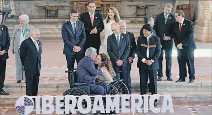  ?? LAVANDEIRA JR / EFE ?? Antigua. Lenín Moreno saluda a la vicepresid­enta de Argentina, Gabriela Michetti, durante la foto oficial de la XXVI Cumbre Iberoameri­cana.