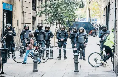  ?? XAVIER CERVERA ?? Agentes de policía cerraron el perímetro en torno a la Llotja de Mar de Barcelona