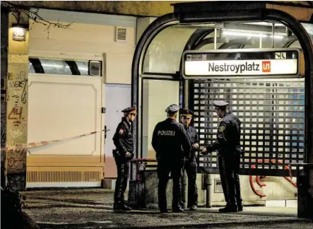  ?? BILD: SN/APA/HERBERT PFARRHOFER ?? Bei der U-Bahn-Station Nestroypla­tz wurde eine dreiköpfig­e Familie niedergest­ochen.