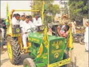  ?? HT PHOTOS ?? BJP president and sitting MLA Subhash Barala; and (right) Jannayak Janta Party nominee Devender Singh Babli canvassing in Tohana constituen­cy.