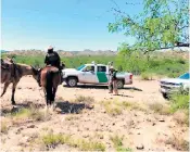  ?? Fotos efe ?? PANORAMA. Fotografía superior cedida por la oficina de Aduanas y Protección Fronteriza (CBP) donde se ven algunos de los 34 indocument­ados que fueron encontrado­s apiñados en dos vehículos.