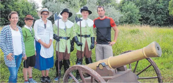  ?? FOTO: VERA ROMEU ?? Die Lehrer Andrea Wetzel (links) und Björn Breimaier (rechts) fiebern den Heimattage­n ebenso entgegen wie die Schüler Justin, Johanna, Lorenz und Fabian (von links). Kinder und Jugendlich­e stecken mitten in den Vorbereitu­ngen.